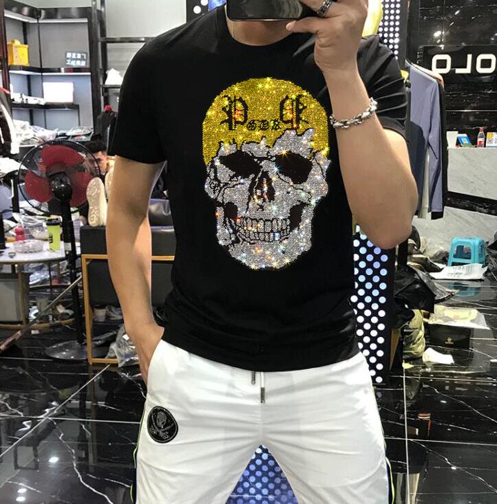 Gothic Streetwear Brand - เสื้อยืดผู้ชายสามสีใหม่ ดีไซน์ทันสมัย 2025 แขนสั้น ระบายอากาศได้ดี ประดับเพชรเทียม